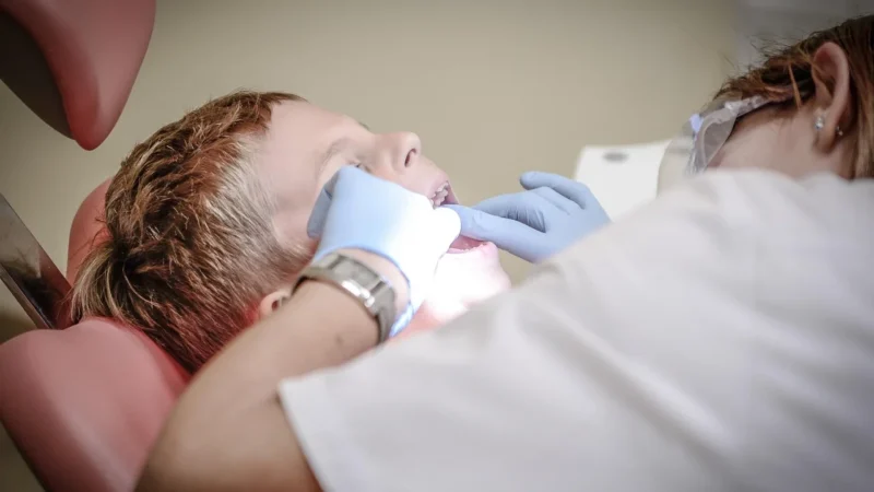 Leczenie stomatologiczne na Mokotowie — licówki, bonding, korekta dziąseł i usuwanie ósemek